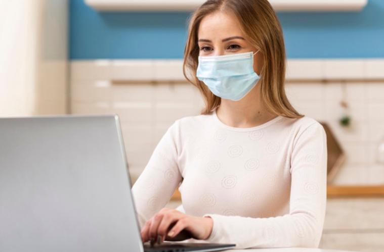 chica trabajando con mascarilla